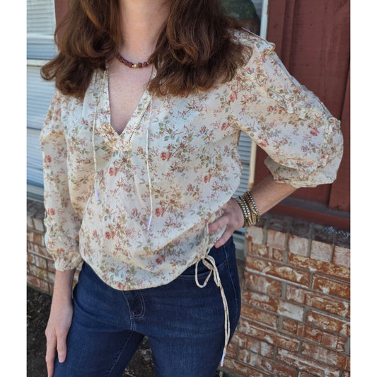 AE77 New with tags floral blouse with ruffle detail on the sleeves